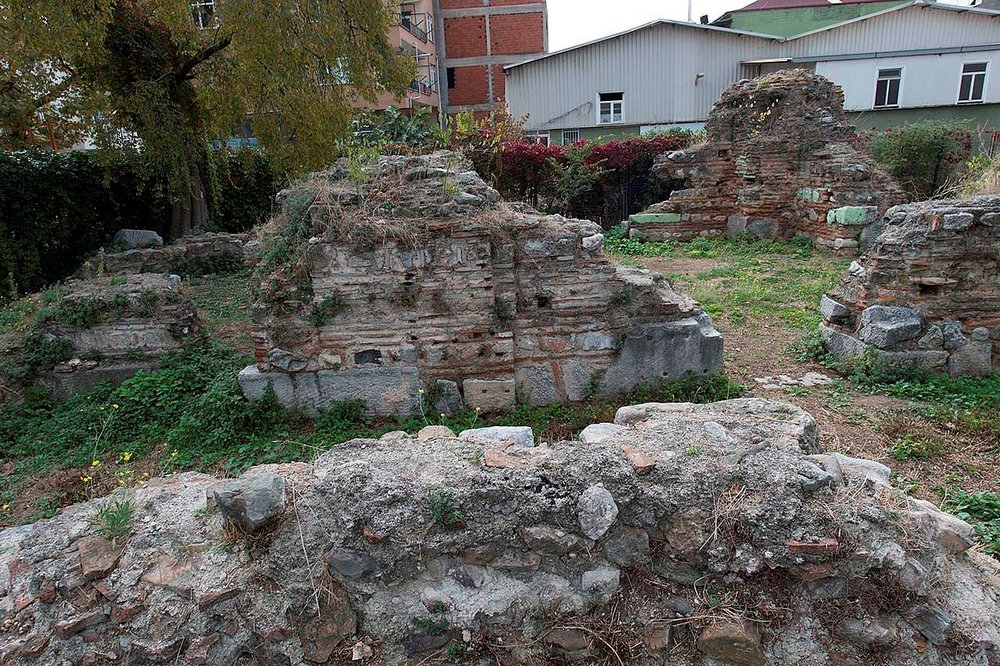 1.05. Ερείπια ναού στή Νίκαια